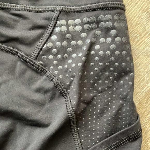 VEUC Lululemon black shorts size 6 - Picture 4 of 6